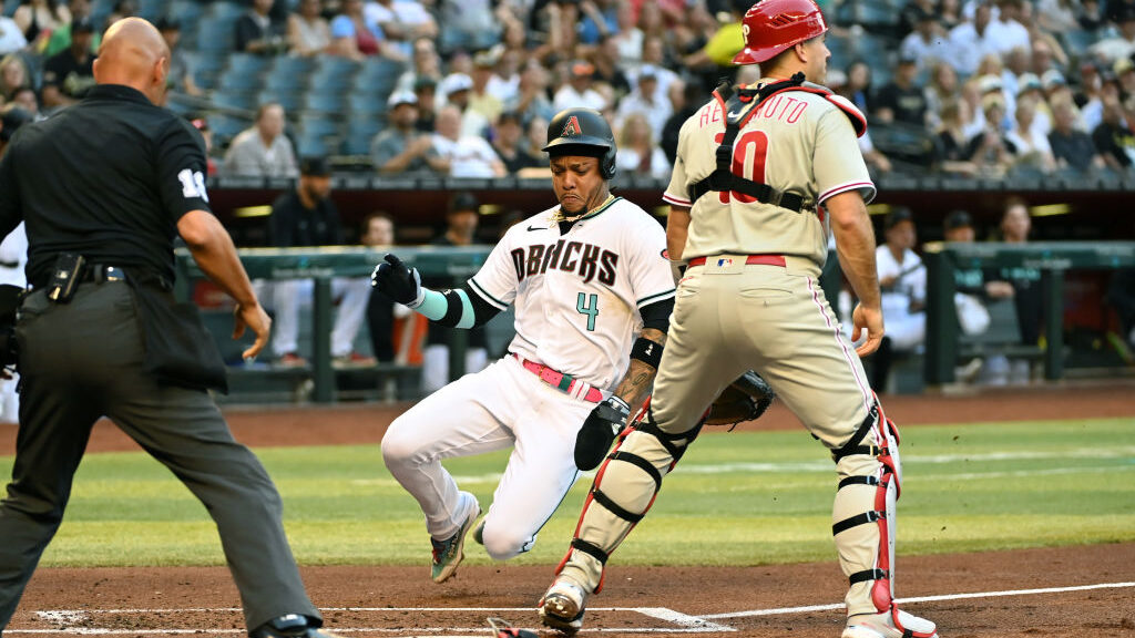 Evan Longoria of the Arizona Diamondbacks gets ready in the batters News  Photo - Getty Images