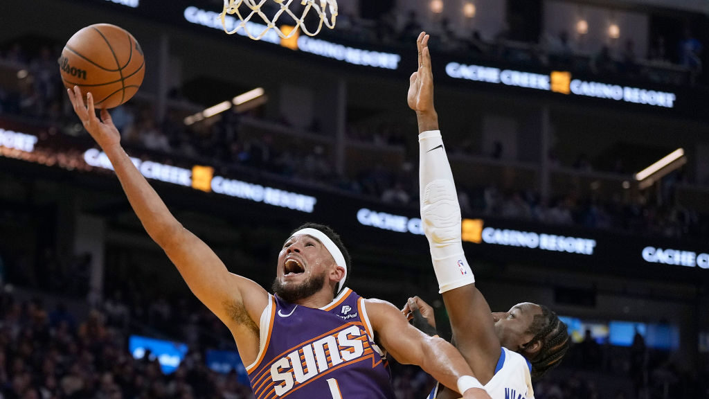 Devin Booker closes out clutch time to open Suns season with win