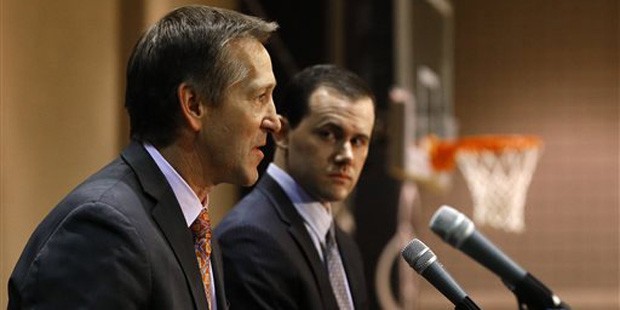 Jeff Hornacek, left, speaks during a news conference as as he is introduced as the Phoenix Suns new...