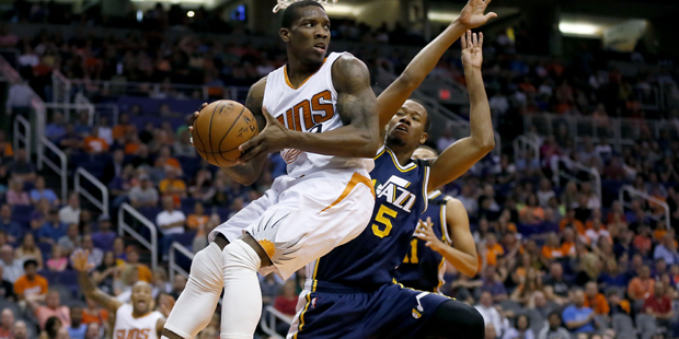 Utah Jazz forward Rodney Hood (5) defends as Phoenix Suns' Eric Bledsoe looks to pass during the se...