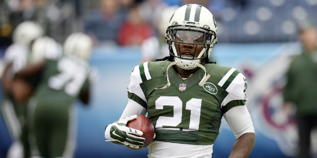 New York Jets running back Chris Johnson warms up before an NFL football game between the Jets and ...