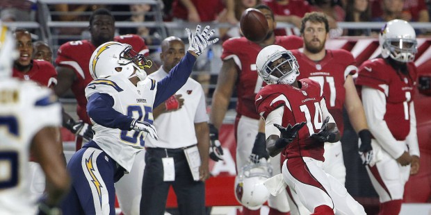 Arizona Cardinals wide receiver J.J. Nelson (14) pulls in a pass as San Diego Chargers cornerback R...