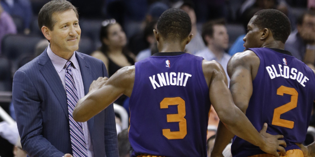 Phoenix Suns head coach Jeff Hornacek, left, congradultates Brandon Knight (3) as Eric Bledsoe (2) ...