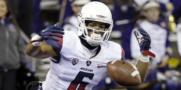 Arizona's Nate Phillips drops the opening kickoff against Washington to start the first half an NCA...