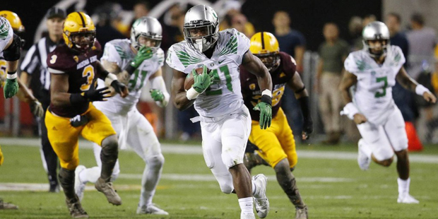 Oregon's Royce Freeman (21) gets past the Arizona State defense for a 64-yard touchdown run during ...