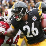 Pittsburgh Steelers running back Le'Veon Bell (26) runs the ball against the Arizona Cardinals in the first quarter of an NFL football game, Sunday, Oct. 18, 2015 in Pittsburgh. (AP Photo/Gene J. Puskar)