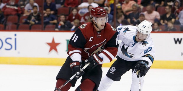 Arizona Coyotes right wing Shane Doan (19) shields the puck from San Jose Sharks right wing Joonas ...