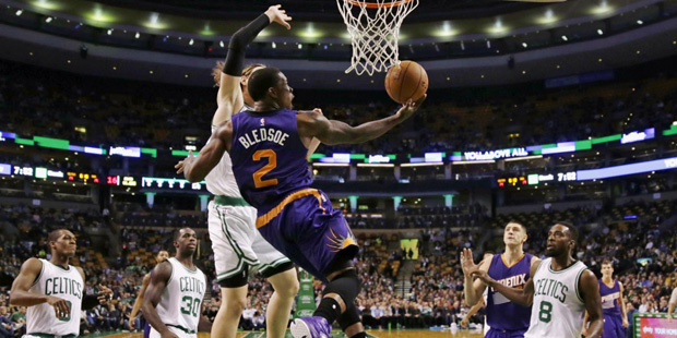 Phoenix Suns guard Eric Bledsoe (2) throws up a reverse lay-up after passing the Boston Celtics on ...