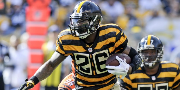 Pittsburgh Steelers running back Le'Veon Bell (26) runs the ball during an NFL football game agains...
