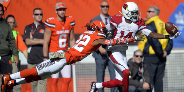 Arizona Cardinals wide receiver J.J. Nelson makes a one-handed catch against Cleveland Browns defen...