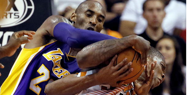 Los Angeles Lakers guard Kobe Bryant (24) battles Phoenix Suns guard Eric Bledsoe for the ball duri...
