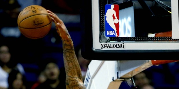 Sacramento Kings' Willie Cauley-Stein (00) blocks the shot of Phoenix Suns' Markieff Morris during ...