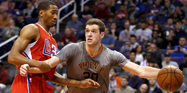 Phoenix Suns forward Jon Leuer (30) drives on Los Angeles Clippers guard Wesley Johnson during the ...
