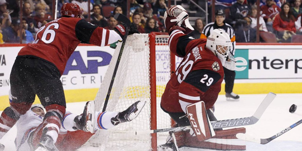 Arizona Coyotes' Anders Lindback (29), of Sweden, makes a save on a shot by New York Rangers' Jarre...
