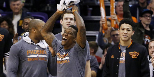 Phoenix Suns' Eric Bledsoe, front, celebrates a Suns score against the Los Angeles Lakers while on ...
