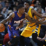 Phoenix Suns guard Eric Bledsoe, left, works the ball inside as Denver Nuggets guards Emmanuel Mudiay, center, and Jameer Nelson defend in the second half of an NBA basketball game Friday, Nov. 20, 2015, in Denver. Phoenix won 114-107. (AP Photo/David Zalubowski)