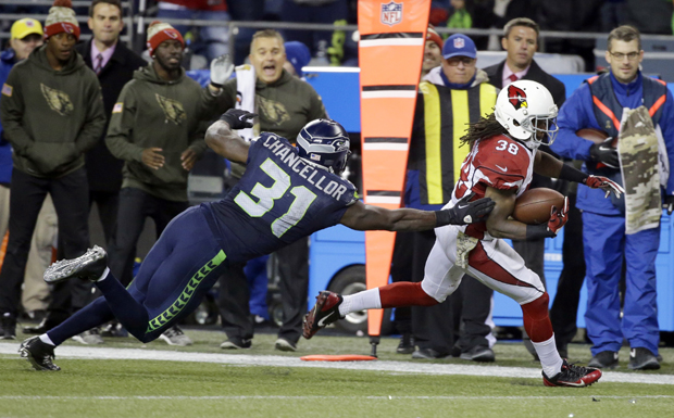 Arizona Cardinals unning back Andre Ellington, right, gets away from Seattle Seahawks strong safety Kam Chancellor (31) as he runs for a touchdown during the second half of an NFL football game, Sunday, Nov. 15, 2015, in Seattle. (AP Photo/Elaine Thompson)