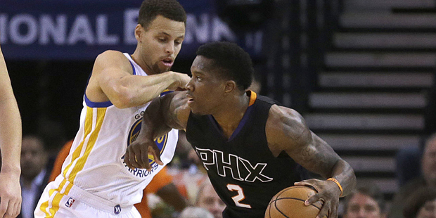 Golden State Warriors' Stephen Curry, left, defends against Phoenix Suns' Eric Bledsoe (2) during t...