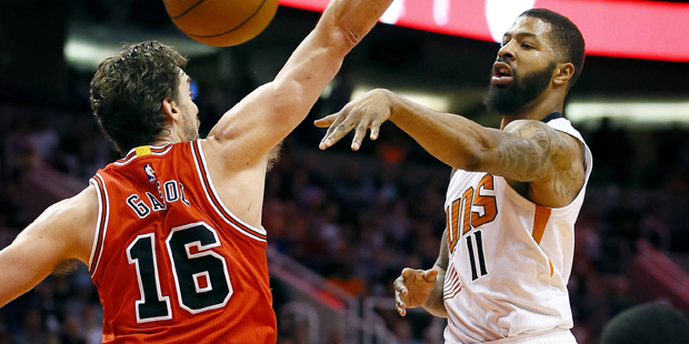 Phoenix Suns forward Markieff Morris (11) passes around Chicago Bulls center Pau Gasol, of Spain, (...