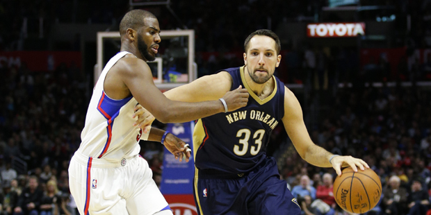New Orleans Pelicans' Ryan Anderson, right, drives past Los Angeles Clippers' Chris Paul during the...