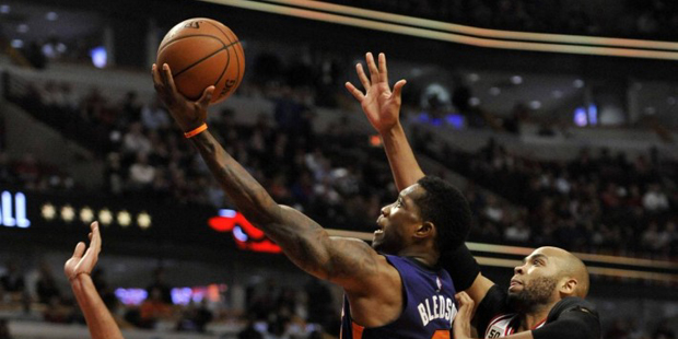 Phoenix Suns' Eric Bledsoe (2), goes up for a shot against Chicago Bulls' Taj Gibson (22), and Joak...