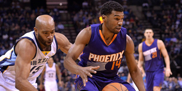 Memphis Grizzlies guard Vince Carter (15) tries to steal the ball from Phoenix Suns guard Ronnie Pr...