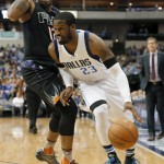 Phoenix Suns forward P.J. Tucker, left, defends as Dallas Mavericks guard Wesley Matthews, right, looks for an opportunity to the basket in the first half of an NBA basketball game, Monday, Dec. 14, 2015, in Dallas. (AP Photo/Tony Gutierrez)