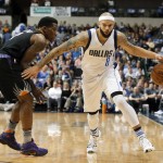Phoenix Suns guard Eric Bledsoe, left, defends as Dallas Mavericks guard Deron Williams, right, moves the ball up court in the first half of an NBA basketball game, Monday, Dec. 14, 2015, in Dallas. (AP Photo/Tony Gutierrez)