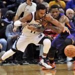 Memphis Grizzlies guard Mike Conley, left, and Phoenix Suns guard Eric Bledsoe, right, battle for control of the ball in the first half of an NBA basketball game Sunday, Dec. 6, 2015, in Memphis, Tenn. (AP Photo/Brandon Dill)