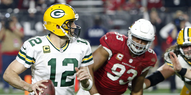 Green Bay Packers quarterback Aaron Rodgers (12) scrambles as Arizona Cardinals defensive end Calai...