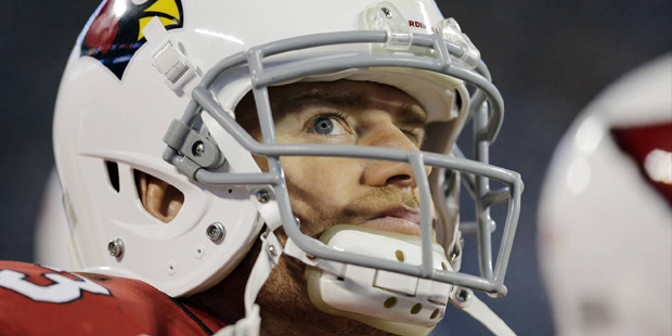 Arizona Cardinals' Carson Palmer watches from the bench during the second half the NFL football NFC...