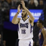 Sacramento Kings forward Omri Casspi, of Israel, claps after scoring against the Phoenix Suns during the second half of an NBA basketball game, Saturday, Jan. 2, 2016, in Sacramento, Calif.  The Kings won 142-119.  (AP Photo/Rich Pedroncelli)