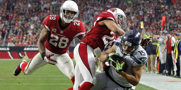 Seattle Seahawks wide receiver Jermaine Kearse (15) falls into the end zone for a touchdown as Ariz...