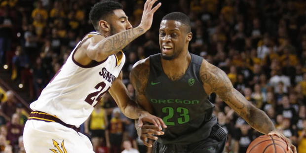 Oregon forward Elgin Cook (23) drives past Arizona State guard Andre Spight during the first half o...