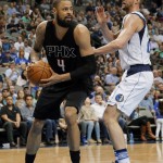 Phoenix Suns center Tyson Chandler (4) positions against Dallas Mavericks' Chandler Parsons, right, to shoot in the first half of an NBA basketball game, Sunday, Jan. 31, 2016, in Dallas. (AP Photo/Tony Gutierrez)