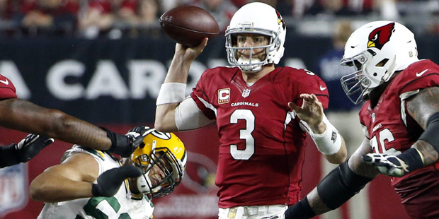 Arizona Cardinals quarterback Carson Palmer (3) throws as Green Bay Packers outside linebacker Nick...