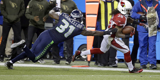 Arizona Cardinals unning back Andre Ellington, right, gets away from Seattle Seahawks strong safety...