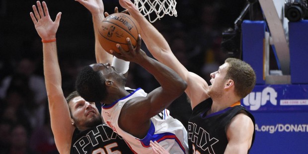 Los Angeles Clippers forward Jeff Green, center, shoots as Phoenix Suns forward Mirza Teletovic, le...