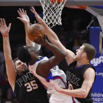 Los Angeles Clippers forward Jeff Green, center, shoots as Phoenix Suns forward Mirza Teletovic, left, of Bosnia and Herzegovina, and forward Jon Leuer defend during the first half of an NBA basketball game, Monday, Feb. 22, 2016, in  Los Angeles. (AP Photo/Mark J. Terrill)