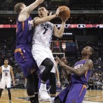 Charlotte Hornets' Jeremy Lin, center, drives between Phoenix Suns' Jon Leuer, left, and Archie Goodwin during the first half of an NBA basketball game in Charlotte, N.C., Tuesday, March 1, 2016. (AP Photo/Chuck Burton)