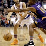 New York Knicks' Jose Calderon (3) drives passes around Phoenix Suns' Ronnie Price (14) during the first half of an NBA basketball game, Wednesday, March 9, 2016, in Phoenix. (AP Photo/Matt York)