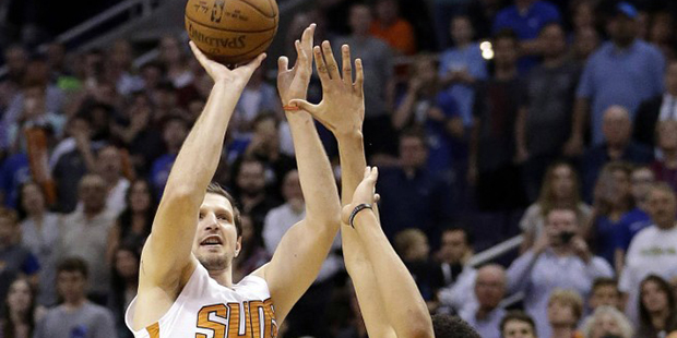 Phoenix Suns' Mirza Teletovic (35), of Bosnia & Herzegovina, shoots the game-winning 3-pointer over...