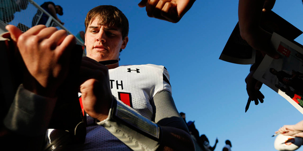 South squad quarterback Jake Coker, of Alabama, signs autographs after the Senior Bowl NCAA college...