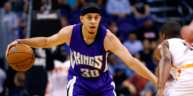 Sacramento Kings guard Seth Curry (30) looks to pass as Phoenix Suns guard Ronnie Price defends dur...