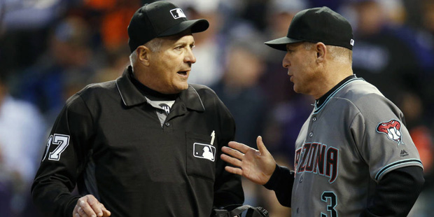 Arizona Diamondbacks manager Chip Hale, right, argues with home plate umpire John Hirschbeck after ...
