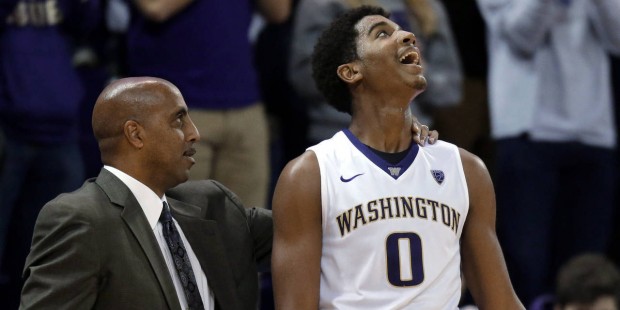 Washington coach Lorenzo Romar, left, stands with forward Marquese Chriss during the second half of...