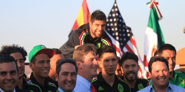 Phoenix Mayor Greg Stanton and Arizona-Mexico Comission president David Farca pose with members of ...