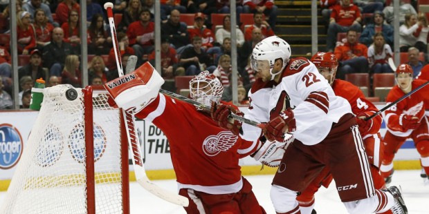 Detroit Red Wings goalie Jimmy Howard (35) deflects a shot by Arizona Coyotes left wing Craig Cunni...
