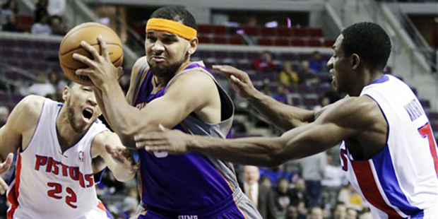 Phoenix Suns guard Jared Dudley (3) drives to the basket between Detroit Pistons forward Tayshaun P...