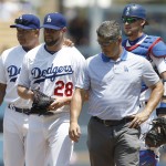 Los Angeles Dodgers manager Dave Roberts, left, pulls injured starting pitcher Bud Norris (28) from the mound with trainer Nate Lucero and catcher Yasmani Grandal, right, watching during the first inning of a baseball game against the Arizona Diamondbacks in Los Angeles, Sunday, July 31, 2016. (AP Photo/Alex Gallardo)